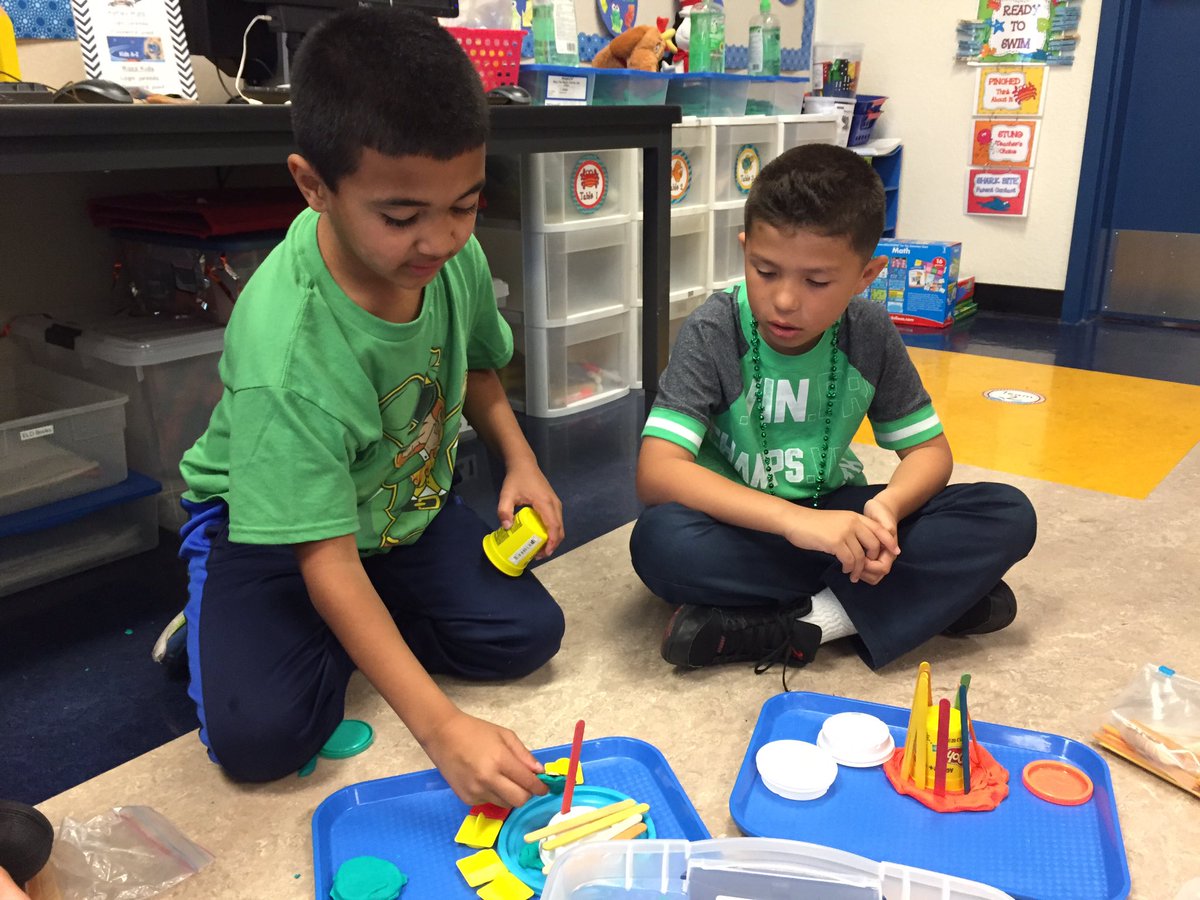 JadeUrenda1's tweet photo. Our creative juices were definitely flowing today!
#StPatricksDay #sinkingpots #buildingtraps #handsonlearning @HeightsBears @PittsburgUSD https://t.co/R8WawlCiBn