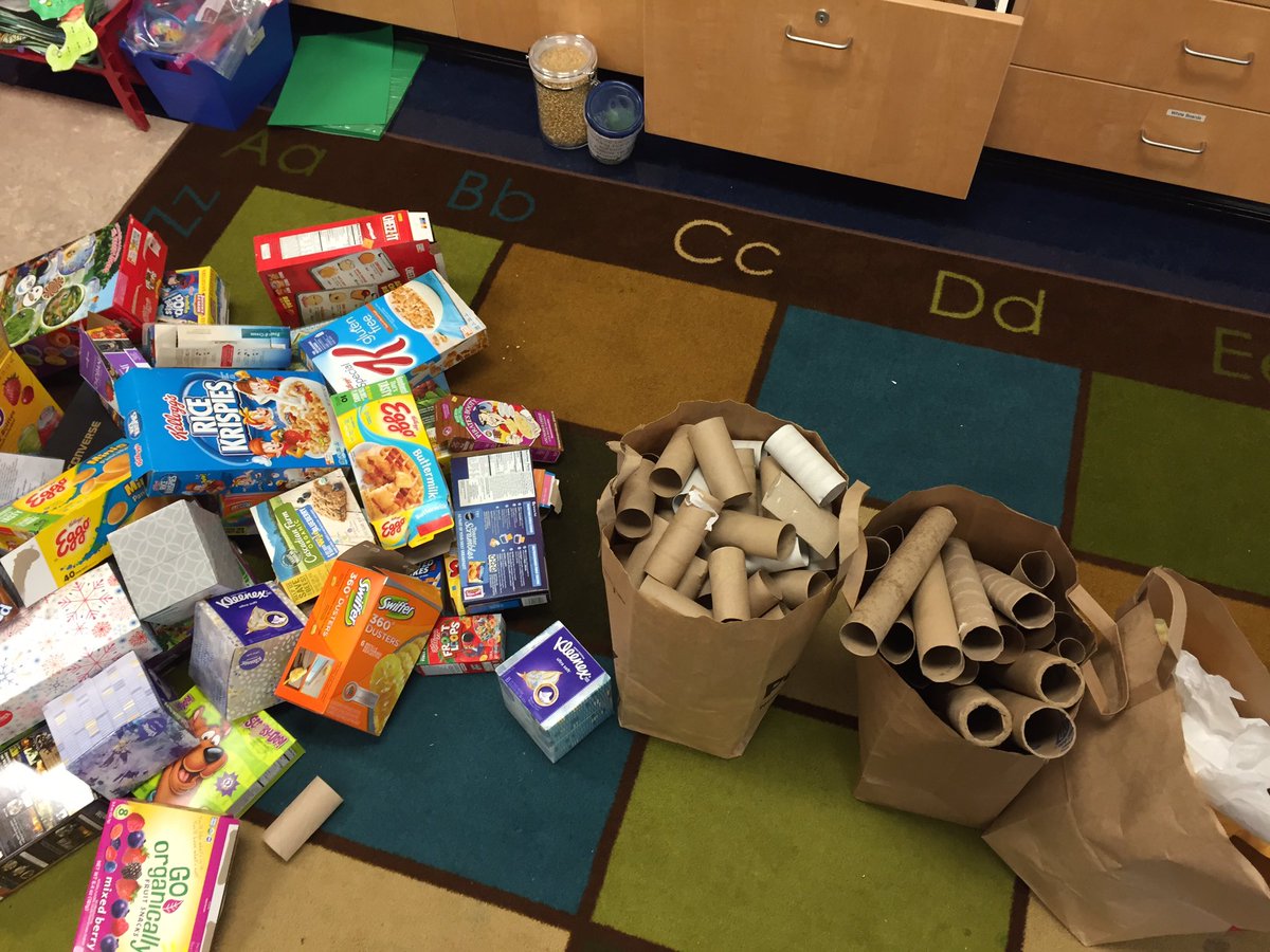 JadeUrenda1's tweet photo. Our creative juices were definitely flowing today!
#StPatricksDay #sinkingpots #buildingtraps #handsonlearning @HeightsBears @PittsburgUSD https://t.co/R8WawlCiBn