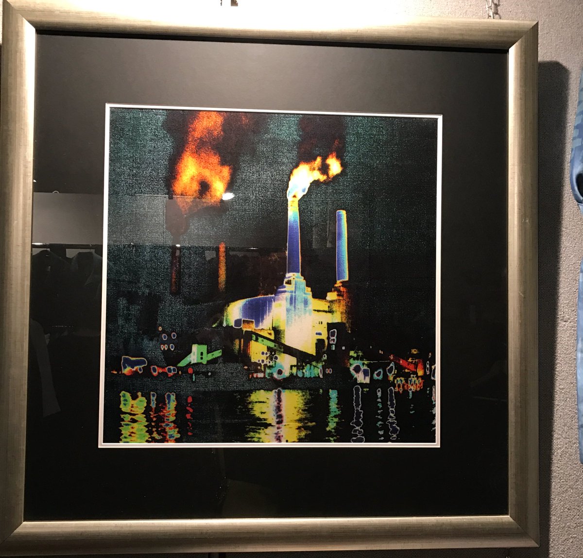 1of1DesignUK's tweet photo. This beauty on silk sold @LandmarkArts #Contemporarytextile Fair ! Join us today @Teddington_Town fir great indie shopping @shop_heirloom https://t.co/CRmOssmPwk