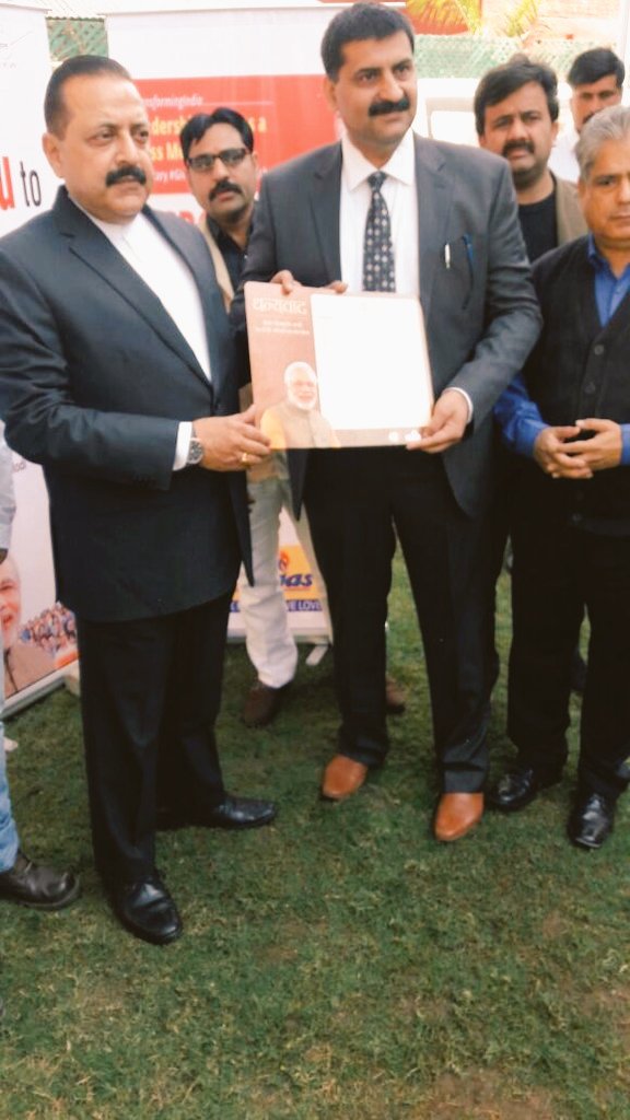 bpcljammu's tweet photo. Handed over Thank you letter to Dr.  Jitendra Singh Hon'able MOS. @dpradhanbjp @DrJitendraSingh @AshutoshJindalS @singharunbpcl @8singhi https://t.co/gInxZbCtiI