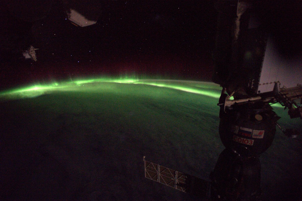 Difficile de penser que les aurores boréales/australes sont dues à un bombardement de particules: leur beauté l’emporte sur la physique!