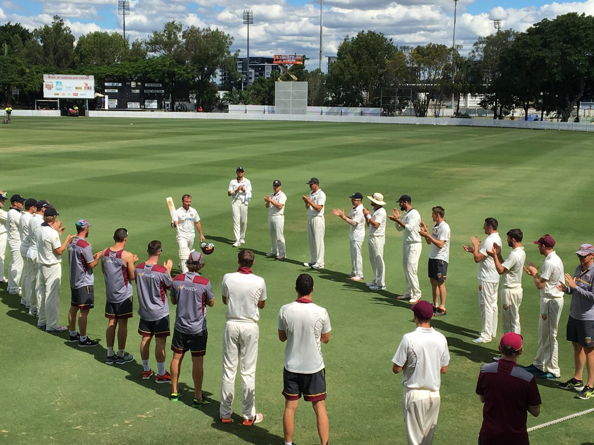 qldcricket's tweet photo. Generous applause from the fans; well done to the Bushrangers for heartfelt congrats #cheersHarts https://t.co/bzYANN7IhZ
