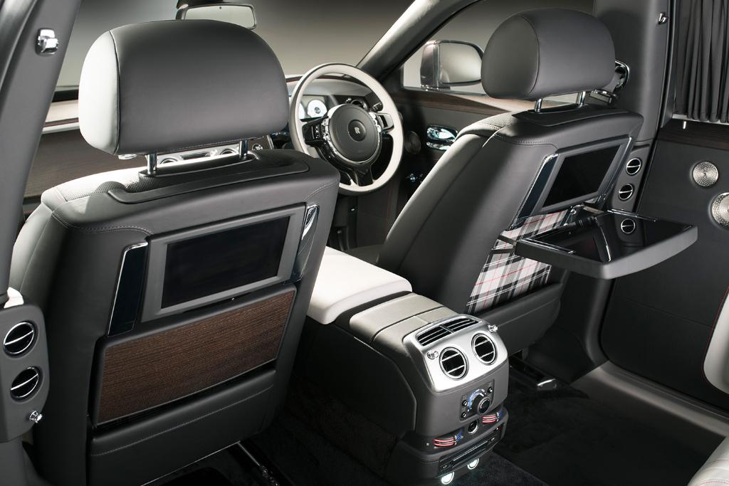 ForbesLife's tweet image. Meet a Ghost painted with a thousand crushed diamonds. @rollsroycecars on.forbes.com/60138k2pS