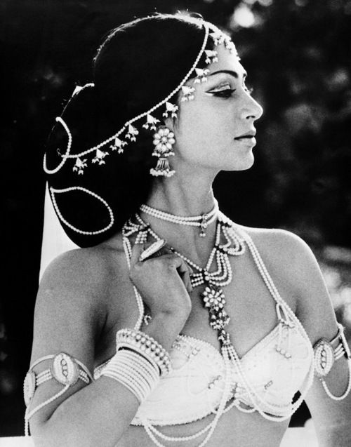 snehadas7561's tweet photo. @Simi_Garewal @chhabs some classic pics of #SIDDHRTHA  #DEFINATIVE #IMITATION speechless photography.can't take off my eyes from simi maam! https://t.co/creXs6mina