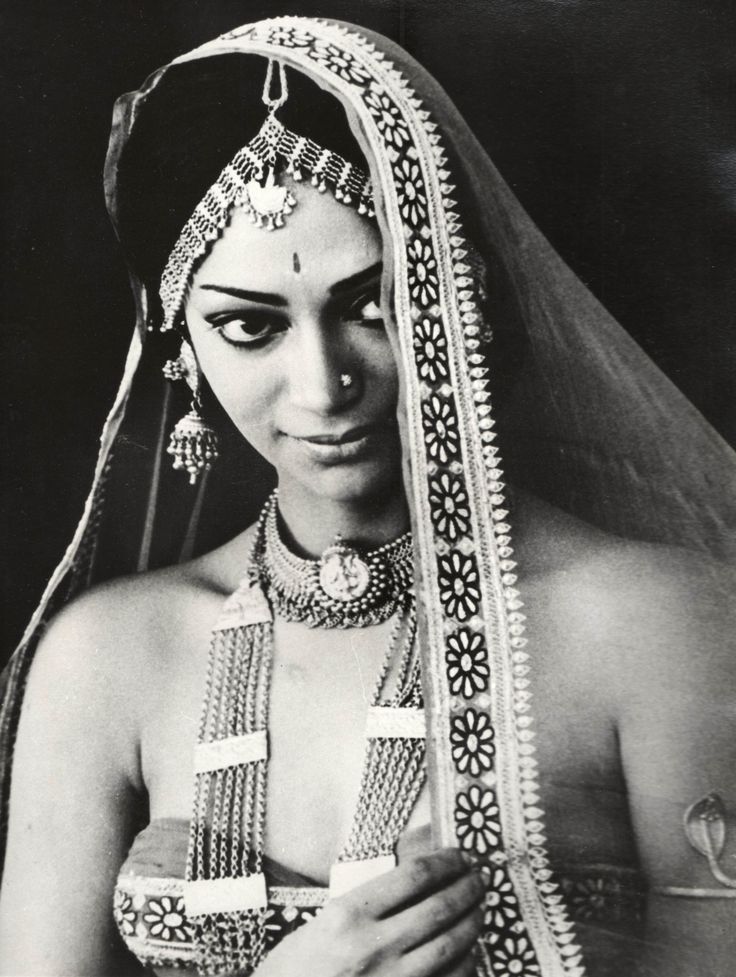 snehadas7561's tweet photo. @Simi_Garewal @chhabs some classic pics of #SIDDHRTHA  #DEFINATIVE #IMITATION speechless photography.can't take off my eyes from simi maam! https://t.co/creXs6mina