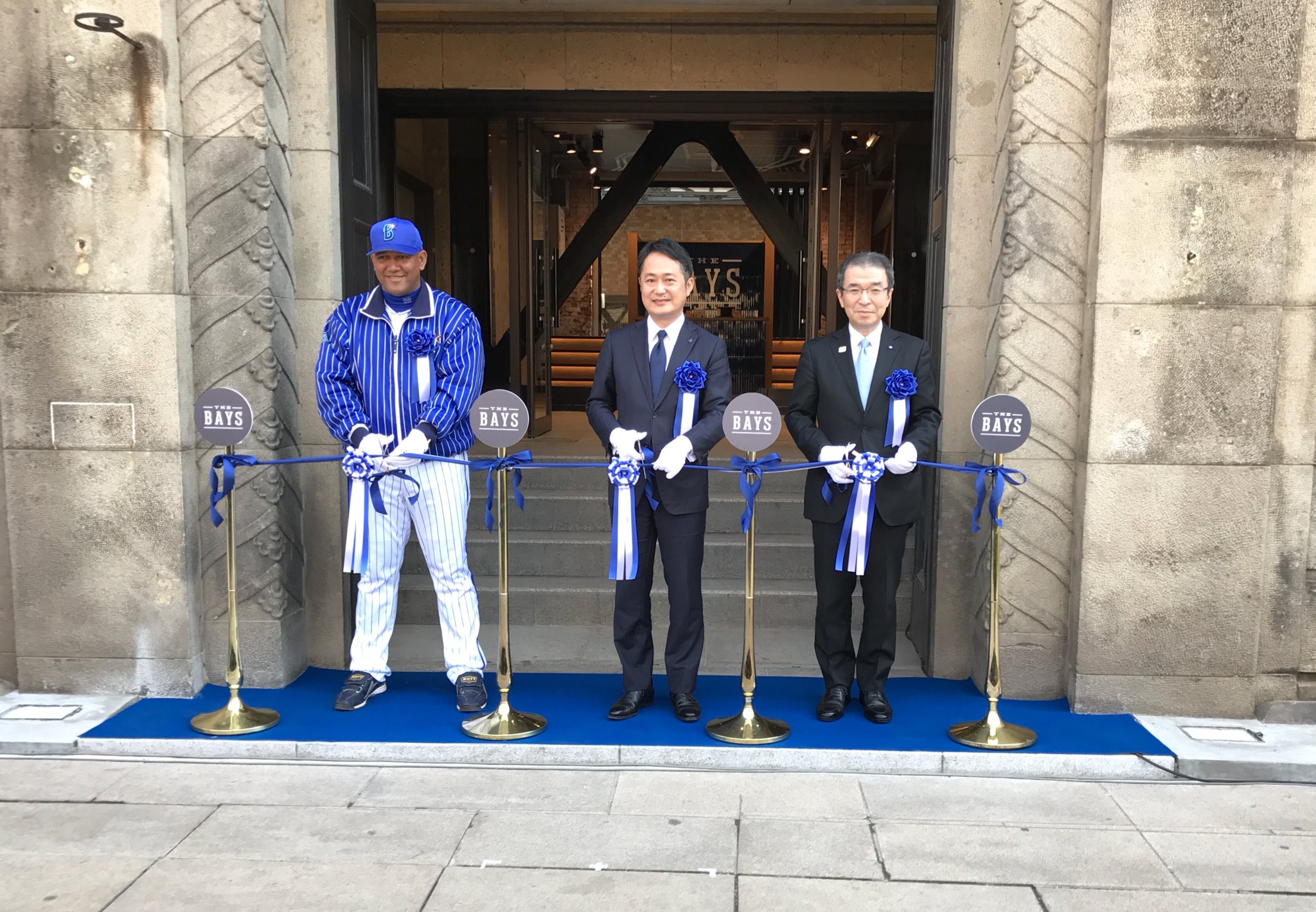 テレビ朝日野球 公式 Dena情報 Wbc真っ只中ではございますが ベイスターズの新拠点 The Bays が本日オープン 岡村社長 ラミレス監督らによるテープカットが行われました セレクトショップやオシャレなカフェなど盛りだくさん Dena Bays