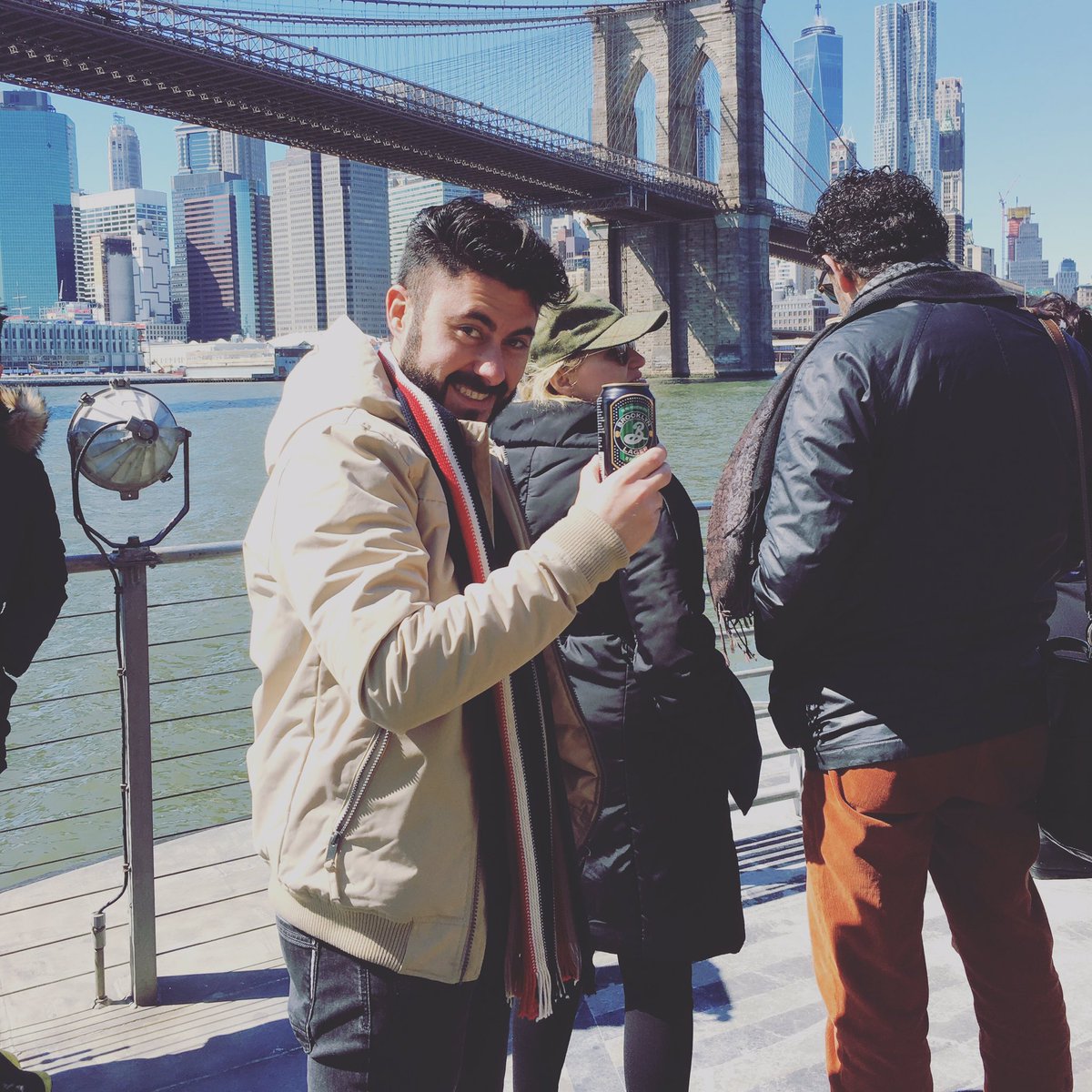 raulfmateo's tweet photo. Gran día de #saintpatricksday el de este año ! #NuevaYork #Brooklyn #beer @RinconesNY https://t.co/BYME9HAAfZ