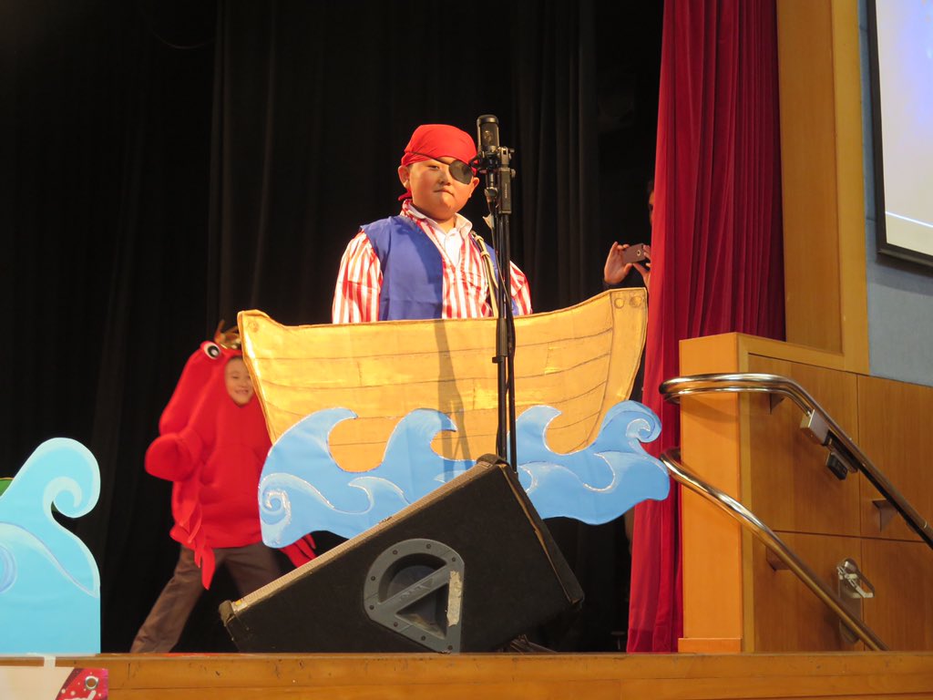 HKSSCF's tweet photo. #HKSSCF Rosaryhill School performs with jellyfish and the seaworld #medusas #PirataHambriento #sirena https://t.co/cklWyyQPmy