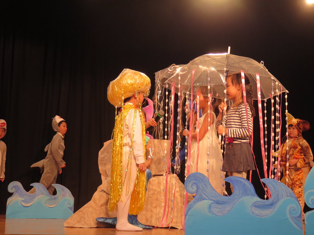 HKSSCF's tweet photo. #HKSSCF Rosaryhill School performs with jellyfish and the seaworld #medusas #PirataHambriento #sirena https://t.co/cklWyyQPmy