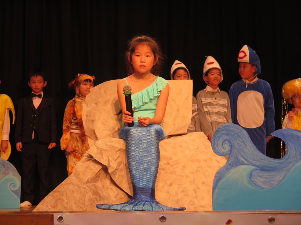 HKSSCF's tweet photo. #HKSSCF Rosaryhill School performs with jellyfish and the seaworld #medusas #PirataHambriento #sirena https://t.co/cklWyyQPmy