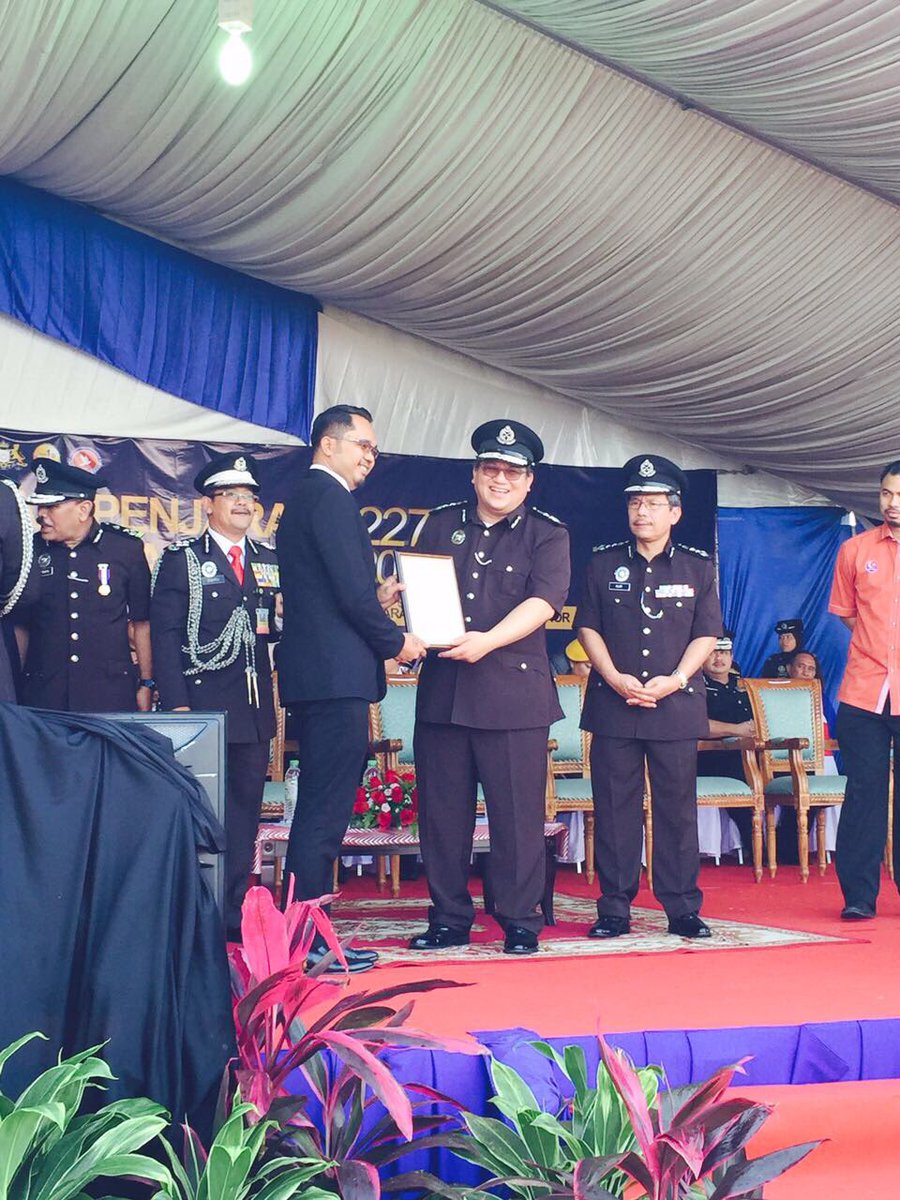 MARDIJohor's tweet photo. En. Wira bin Abu Bakar menerima Pingat Bakti Setia (PBS) dari KDN sempena Sambutan Hari Penjara Ke-227 &amp; Hari Anti Dadah Kebangsaan #tahniah https://t.co/hMfImvpulq