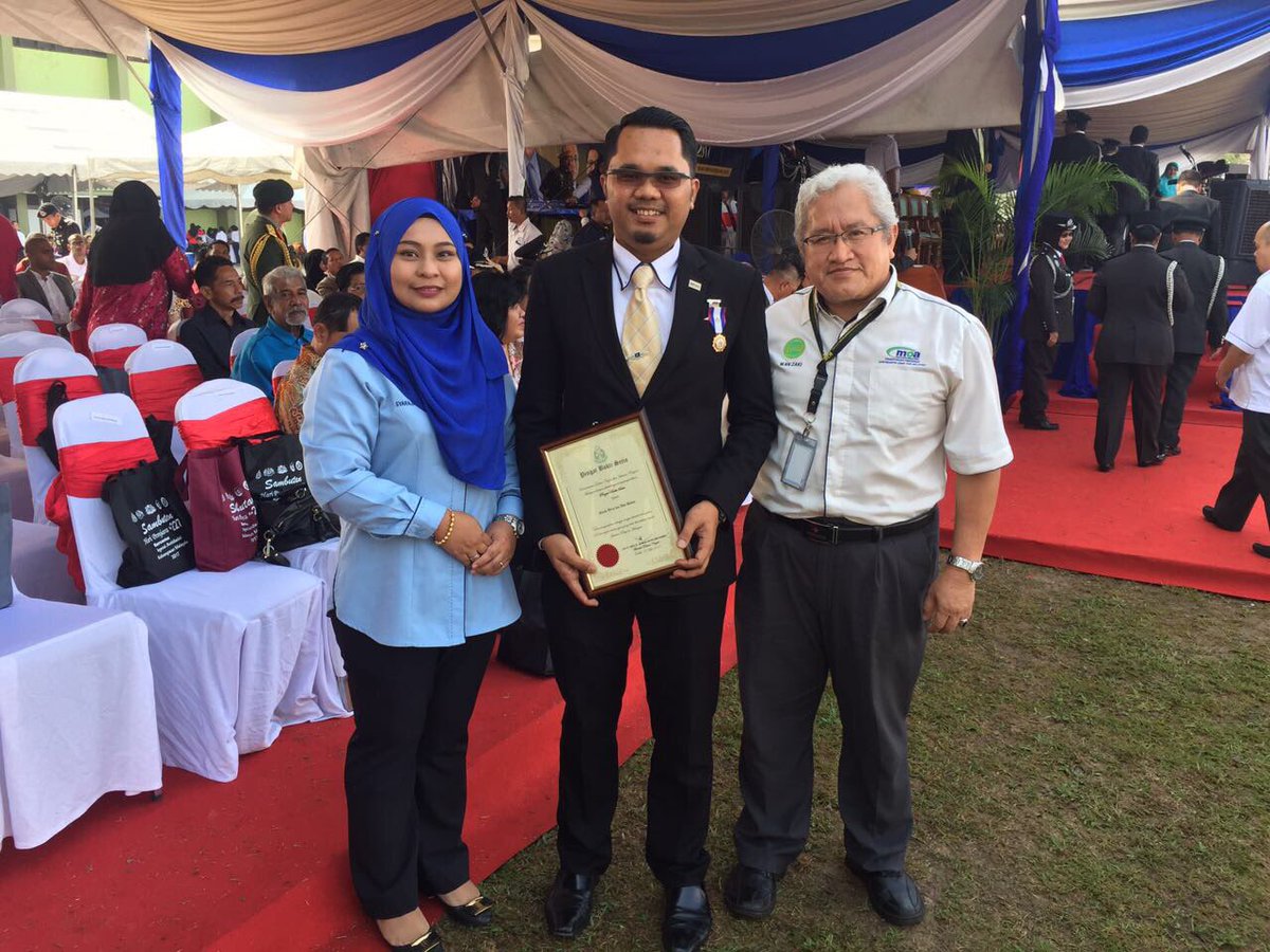 MARDIJohor's tweet photo. En. Wira bin Abu Bakar menerima Pingat Bakti Setia (PBS) dari KDN sempena Sambutan Hari Penjara Ke-227 &amp; Hari Anti Dadah Kebangsaan #tahniah https://t.co/hMfImvpulq