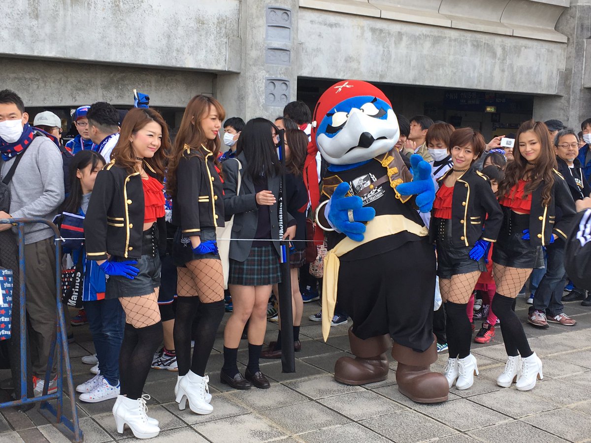 岡田昌浩 J1 第4節 横浜f マリノスvsアルビレックス新潟 入場待ちの列にワルノスとワルノスクイーン が登場 以前は絶対に笑顔を見せなかったワルノスクイーンだが 最近ではキャラがブレまくってみんなニッコニコ M男の僕としてはまことに残念な限りである 岡田昌浩 J1 第4節 横浜f マリノスvsアルビレックス新潟 入場待ちの列にワルノスとワルノスクイーン が登場 以前は絶対に笑顔を見せなかったワルノスクイーンだが 最近ではキャラがブレまくってみんなニッコニコ M男の僕としてはまことに残念な限りである