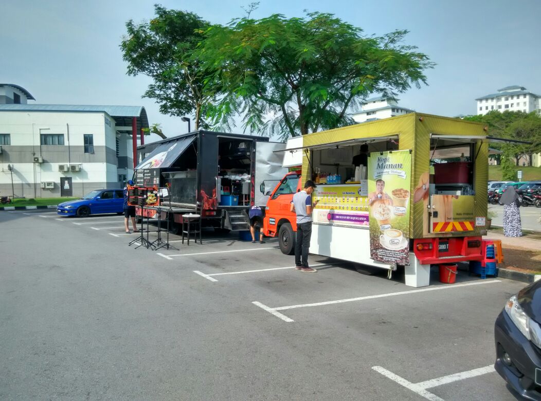 cciuniten's tweet photo. There are food trucks here. You can grab some light lunch here.ππ΄#csituniten #uniten #openday #2017 #20thanniversary https://t.co/59JtcdTXAY
