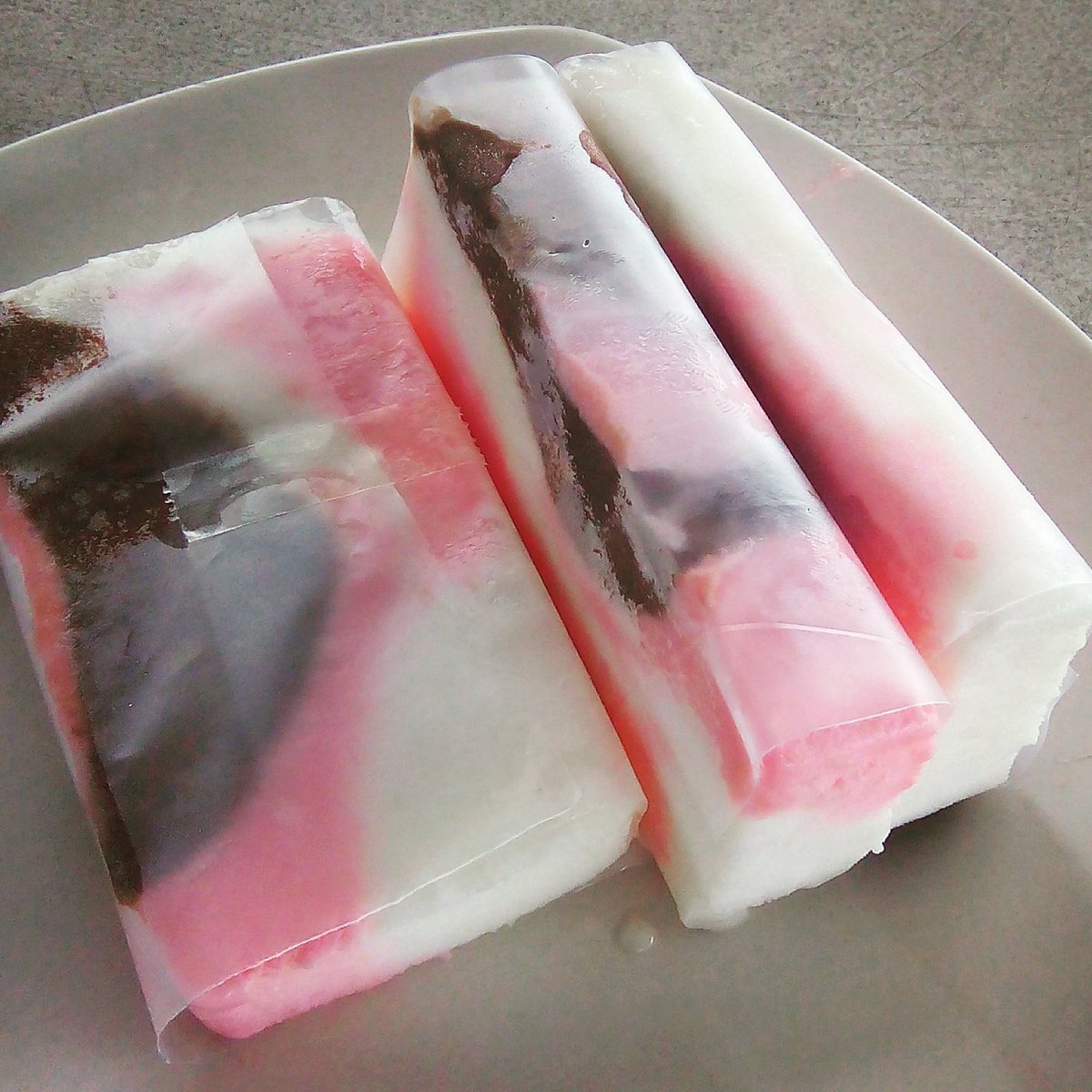 Uenaknya siang 🌞 gini nikmati yg segar es krim potong #mangoncel, mau??

Delivery Order
WA : 085387180678