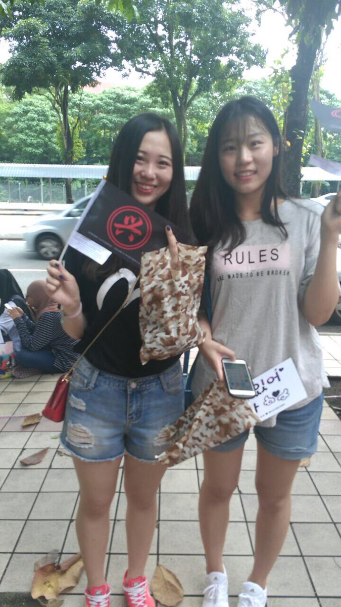 layunionMY's tweet photo. We have fellow xingmis from china supporting our #LAYMONODRAMA fanproject for #EXOrDIUMinMalaysia 💕 Come and find us to join our fanproject! https://t.co/p9Sjn9Vqvx