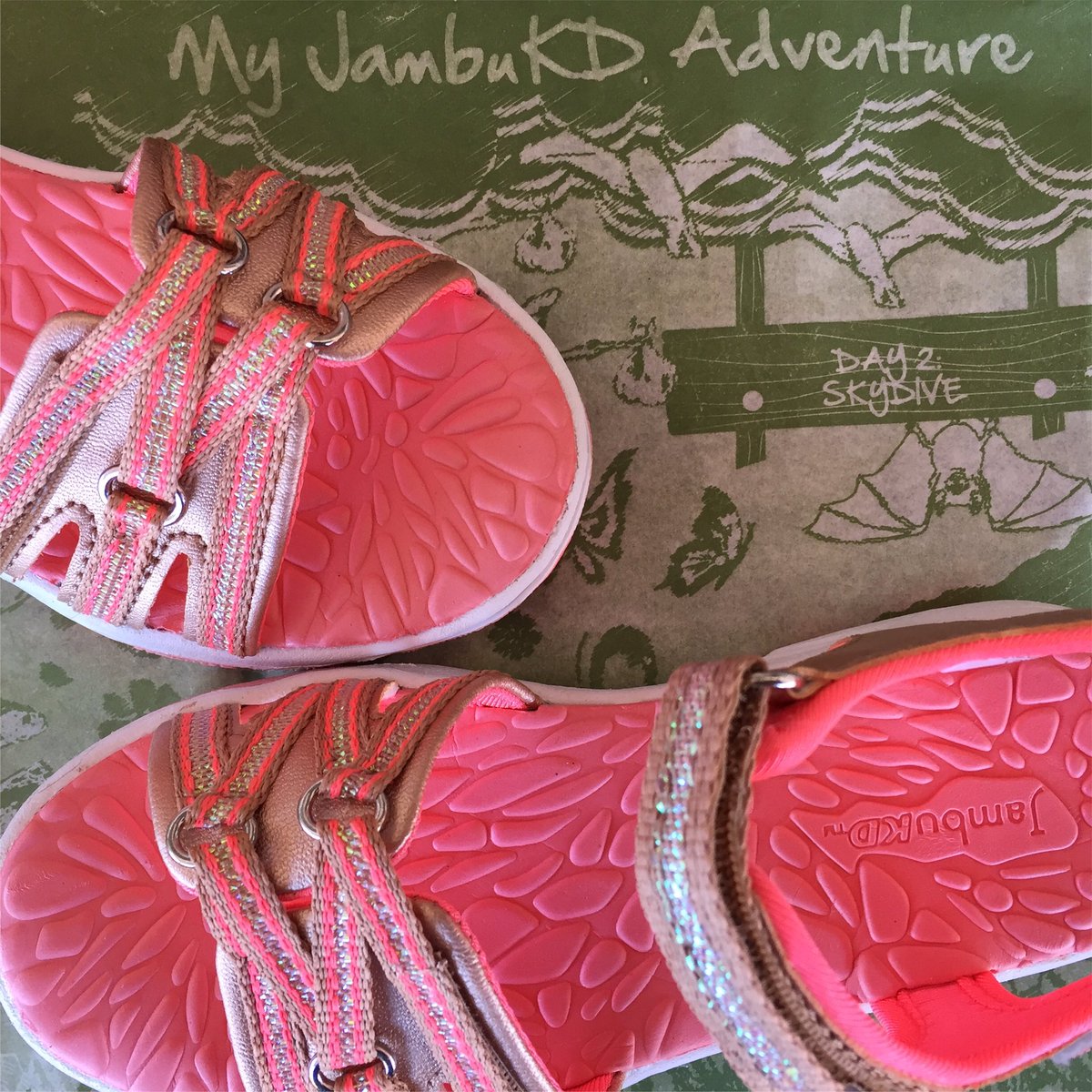stephsheaffer's tweet photo. These Lowi sandals by @jambufootwear are 👌🏼 for spring/summer! #birthdaygiftguide #age8 https://t.co/MyTayL9yu4