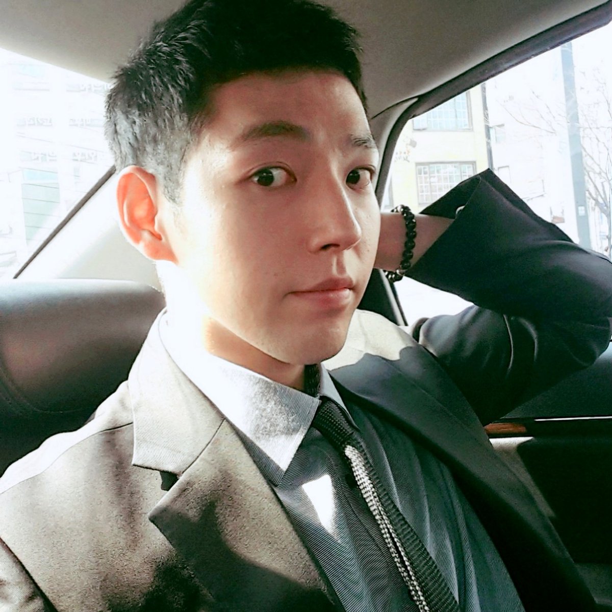 추천 받은 샵은 예약이 다 차서
열심히 내가 만진 머리.
오늘은 마음에 든다.
차 안에서 졸지만 않으면 된다.