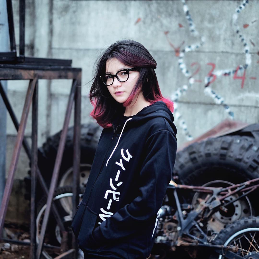 GreenBeeStore's tweet image. HOODIE // DRAKSIDE // @QueenBeerJeans AVALIABLE NOW // IDR 280K
Online order:
WA: 0812-1324-6945
Line@: @Xhv4217o (Use @)