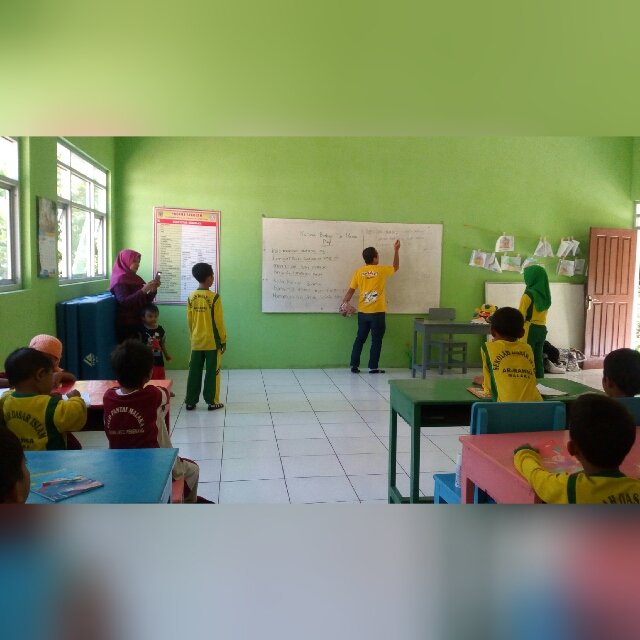 Seseruan #funenglish bersama kakak-kakak kece <a href="/Share_forCare/">ShareForCare</a> di SDI Ar Rahmah pagi sampai siang tadi.