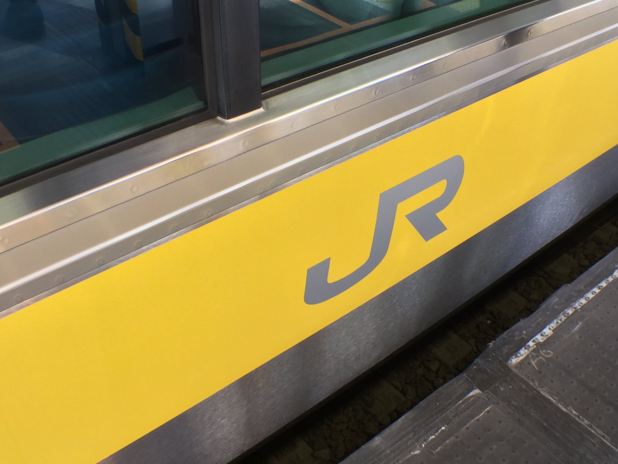 しえら Jre230の側面 遠目には見えないけど 表面には沢山のスポット溶接跡 東急系のステンレス車はこういう溶接跡沢山あるいめーじ 波板を貼るのも こういう表面を誤魔化す意味があるとか T Co 43mzrxauno Twitter