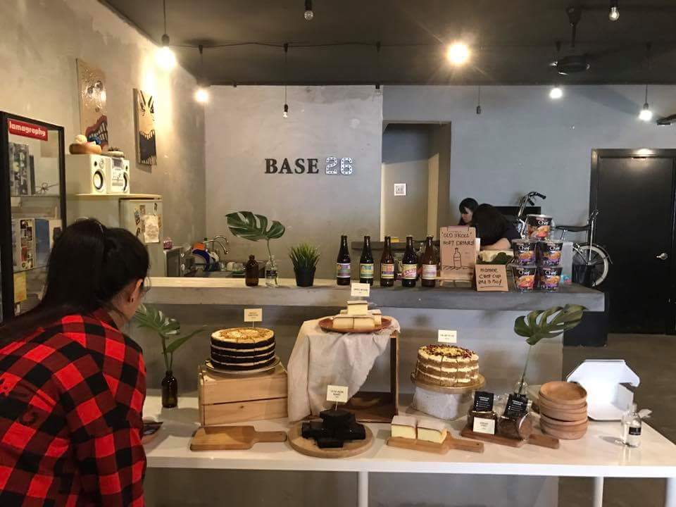 imthaau's tweet photo. Grab a slice at RM 10. Chocolate peanut butter, earl grey tea cake, etc #popupcafe #base26 #AMU1328 https://t.co/l4KVqUZdvv
