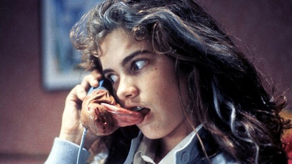 a2e8r's tweet photo. #aguantetrasnochepop Como olvidarse de la niña que le gustaba chapar con su teléfono https://t.co/ZE0hOjHoE0
