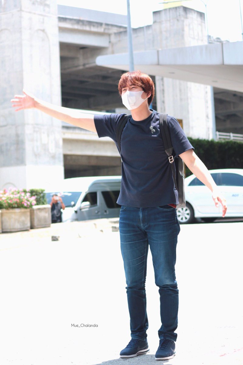 xkyuaxxbi131's tweet photo. ดูหน้าอกข้างซ้ายของเค้าสิคะซิส แดแแรงมาก รักมากเช่นกัน เครดิตตามภาพ 💕#KYUHYUNSOLOCONCERTinBKK https://t.co/tAKlOLoBLz