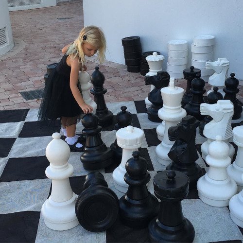 CubixChess's tweet image. Playing chess 😜 #fun #birthdayparty #friends #chess #miami...