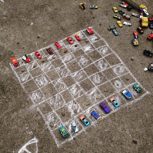 CubixChess's tweet image. When you have no #chess board. #sidewalkchalk #matchboxcars...
