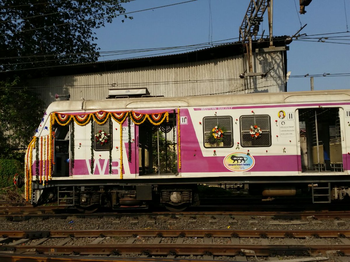 sakal_cityspeak's tweet photo. संपुर्ण भारतीय बनावटीची मेधा लोकल अखेर आजपासून मुंबईकरांच्या सेवेसाठी सज्ज झालेय. मेक इन इंडिया प्रकल्पाअंतर्गत ही लोकल तयार करण्यात आली आहे https://t.co/DcqyXYDzf5