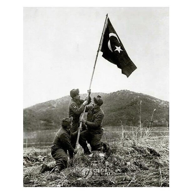 Muhammed_ckr61's tweet photo. ' Ey, bu topraklar için toprağa düşmüş asker! 
Gökten ecdâd inerek öpse o pâk alnı değer. ' 
#18Mart #ÇanakkaleyeYazıyorum #BizÇanakkaleyiz https://t.co/3XijgFYZuQ