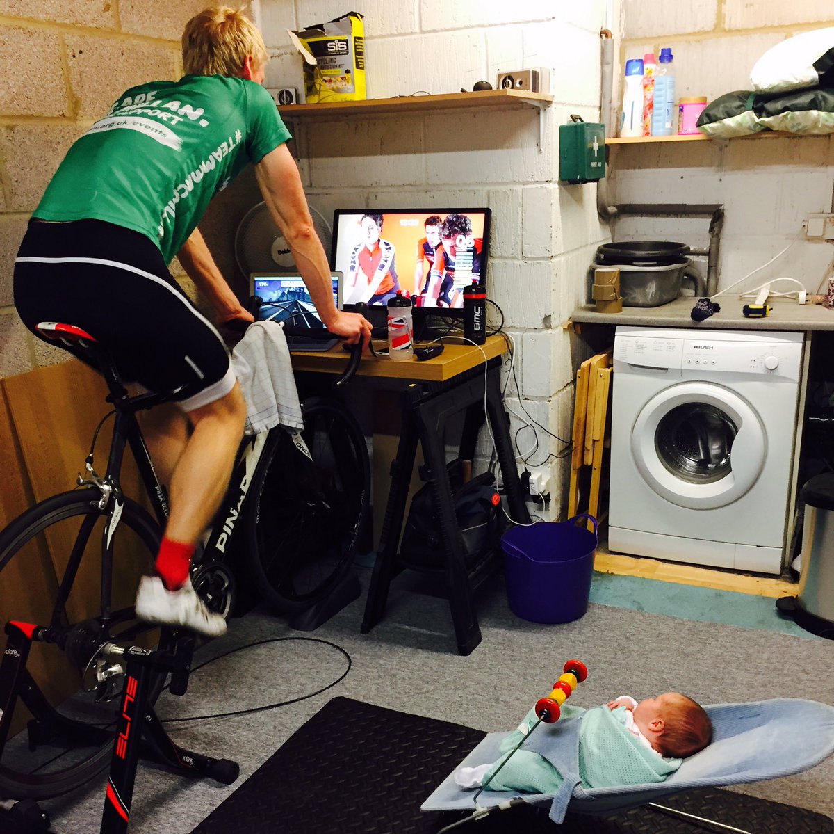 leanne090489's tweet photo. Educating them early 😜 #futureolympian @jon_lee9900 @gcntweet https://t.co/qTKdaVNUfT