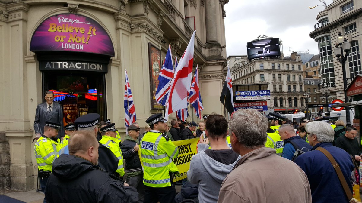 siegfails's tweet photo. #irbf @IRBFUK @ExposingBF believe it or not biffers kettled #m18 #BritainFirst #standuptoracism https://t.co/LV4uQvZJ5U