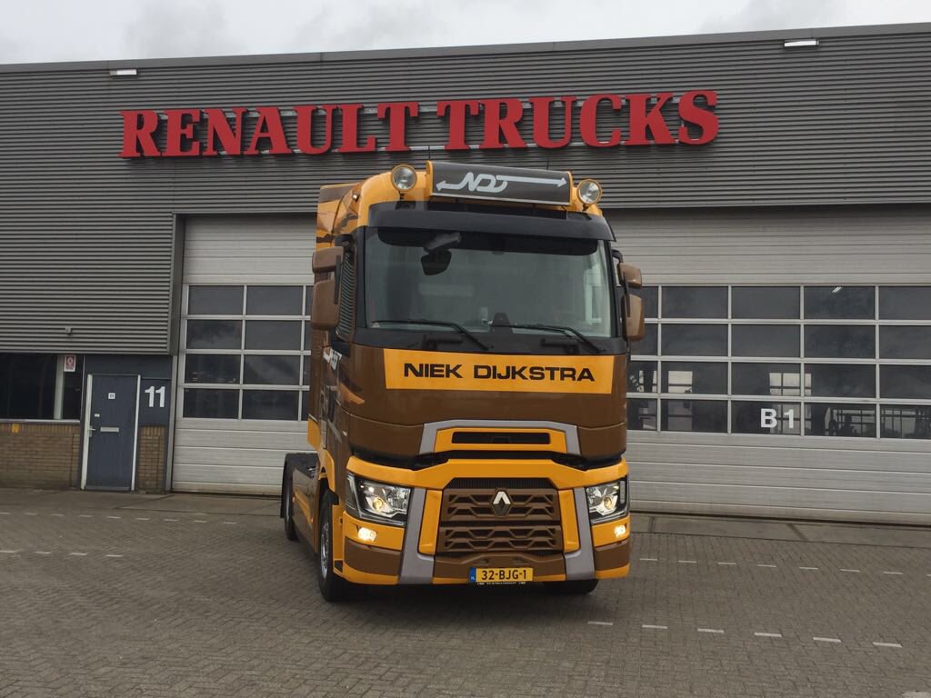 TSJager's tweet photo. 4 nieuwe Renault T 480 HSC voor Niek Dijkstra Transport te #Heerenveen @RenaultTrucksCo https://t.co/VakCBM1HDf