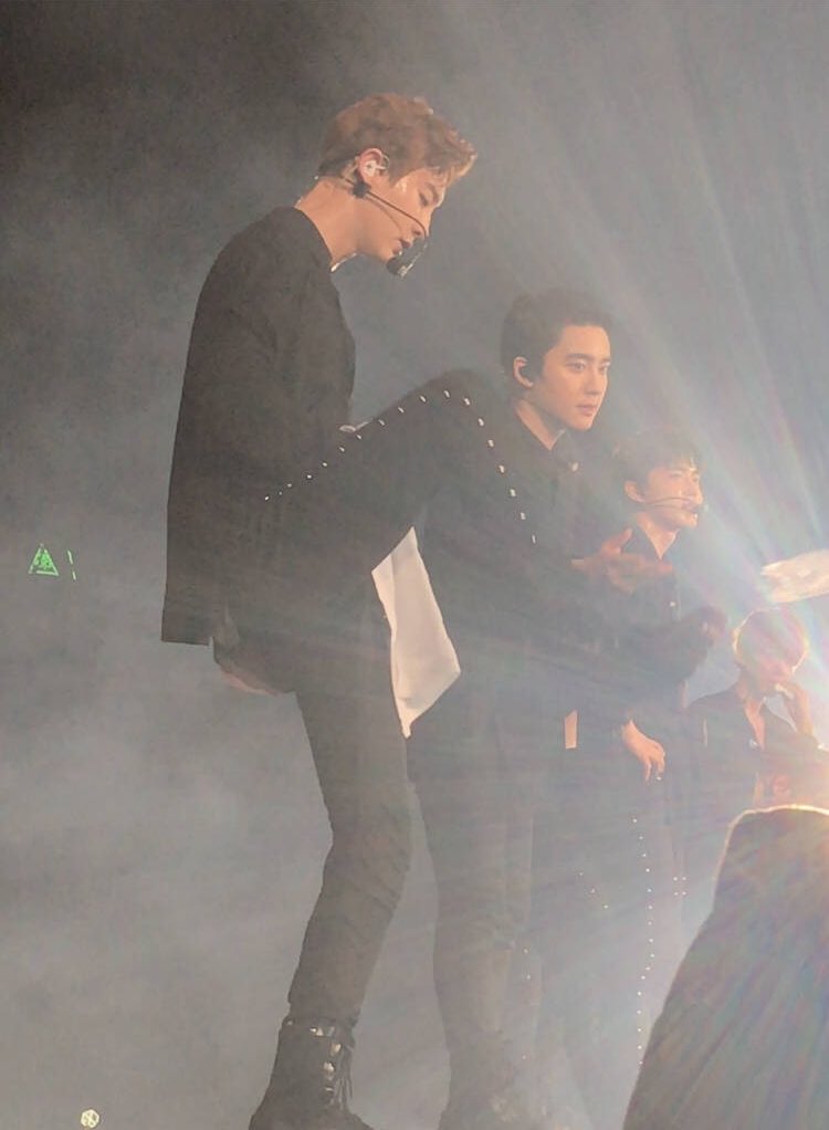 B506bhqx's tweet photo. รูปแรกอย่างหล่ออย่างเท่ พอมารูป 2 หมดกันทีนี้555555555 ฮือวันนี้อีพี่โคตรหล่อหล่อมาก หล่อโว้ย 😭🔫 #EXOrDIUMinMalaysia https://t.co/xBwgx1wihG