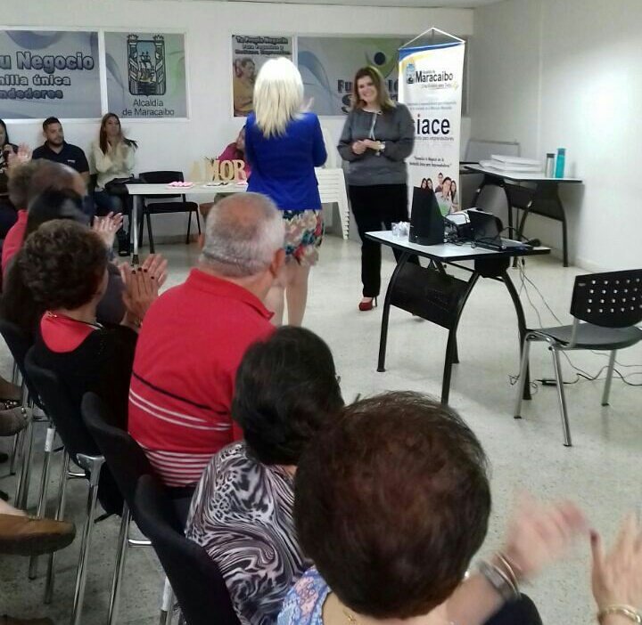 El <a href="/siacemprendedor/">Siace Maracaibo</a> ofreció a los emprendedores el conversatorio #DeRegresoalAmor  con la especialista Martha Añez pic.x.com/MhT7gwCnb0