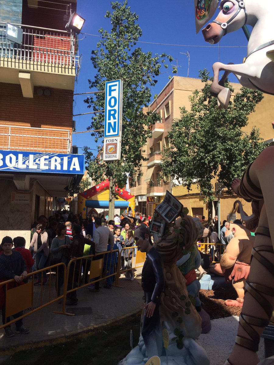 F_RamonyCajal's tweet photo. Com no podia ser menys, tornem la visita a @FallaAalcazar, mostrant que les #falles son bressol de convivència i germanor #fryc2017 https://t.co/XTpLcEPgk7