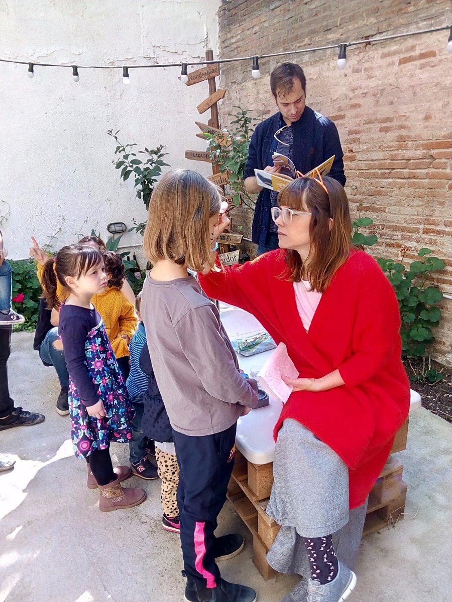 Hoy nos visitó Irene de <a href="/latadesal/">LATADESAL EDITORIAL</a> y nos contó muchos cuentos de gatos...
¡Hasta los gatitos del vecindario se acercaron a escucharla!