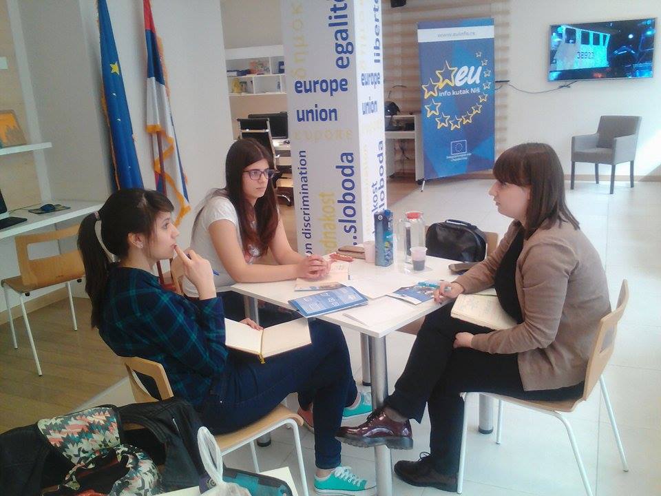 Niške srednjoškolke se kroz ragovor o #EUintegracije pripremaju za finale Evropske škole debate <a href="/okdebate/">OtvorenaKomunikacija</a>