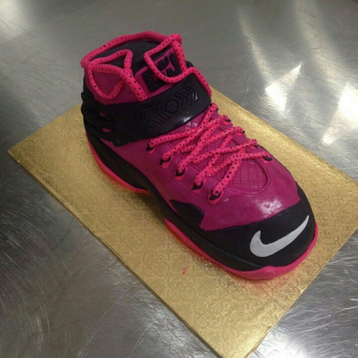 MacDaddyDior's tweet photo. Shoes and cake. #BlackBoySugarBending #RealMenHandleCakes #LocalCakeDealer #SprinkledWithBlackBoyMagic #LeaderOfTheCupcakeMafia https://t.co/Wg30uGdmS6