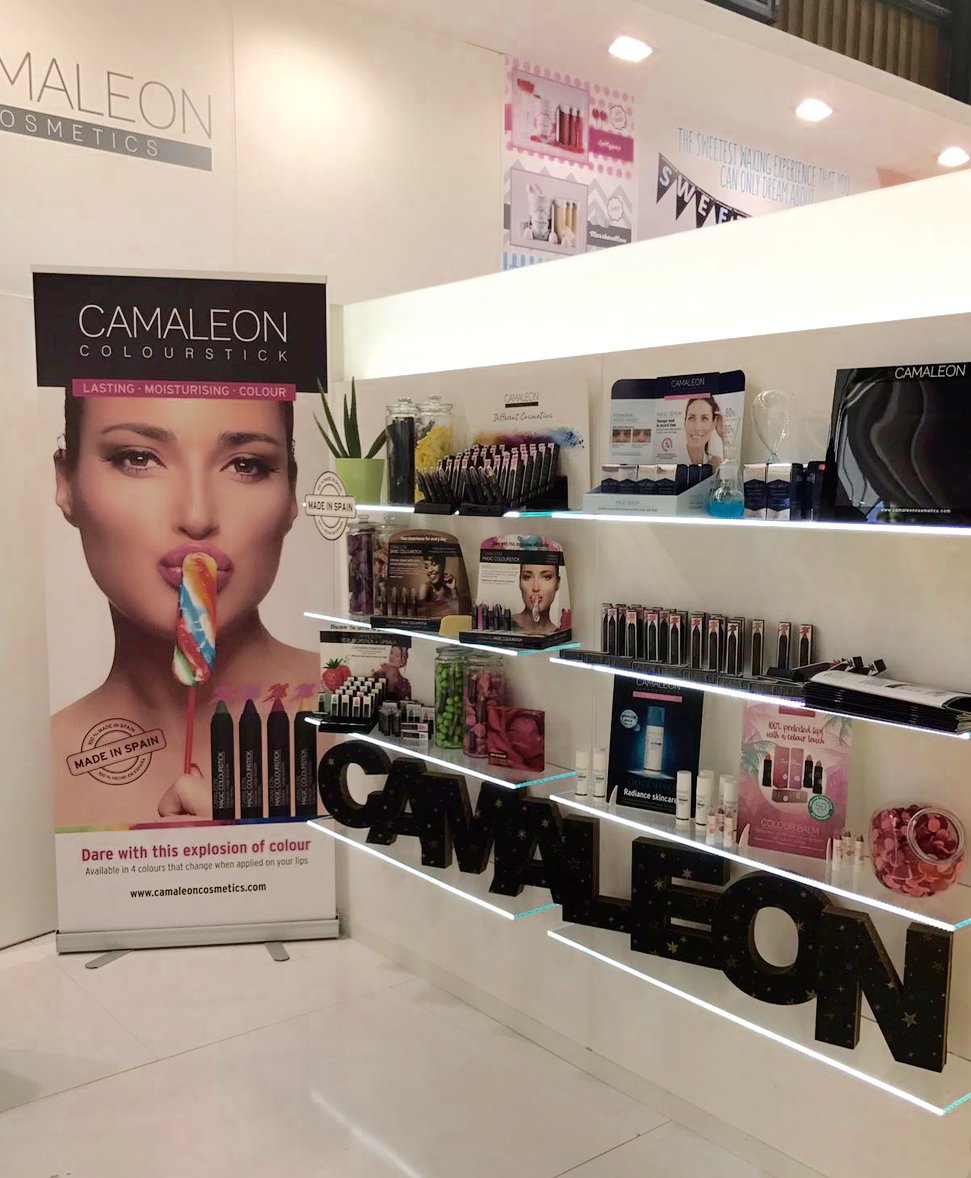 camaleon_spain's tweet photo. ¡En Bolonia! EN @cosmoprofworld, evento líder mundial para el sector de la belleza profesional. #CamaleonCosmetics #conquistandomundo https://t.co/yHkmJtPvbG