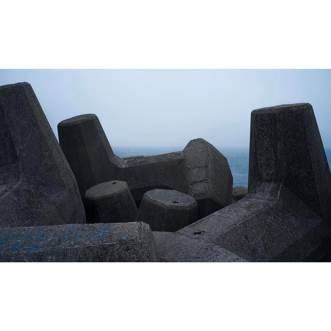 Ranhoff's tweet photo. The giants that block the sea. #hongkong https://t.co/4DaOXe1VXM https://t.co/WPdjUj7IM1