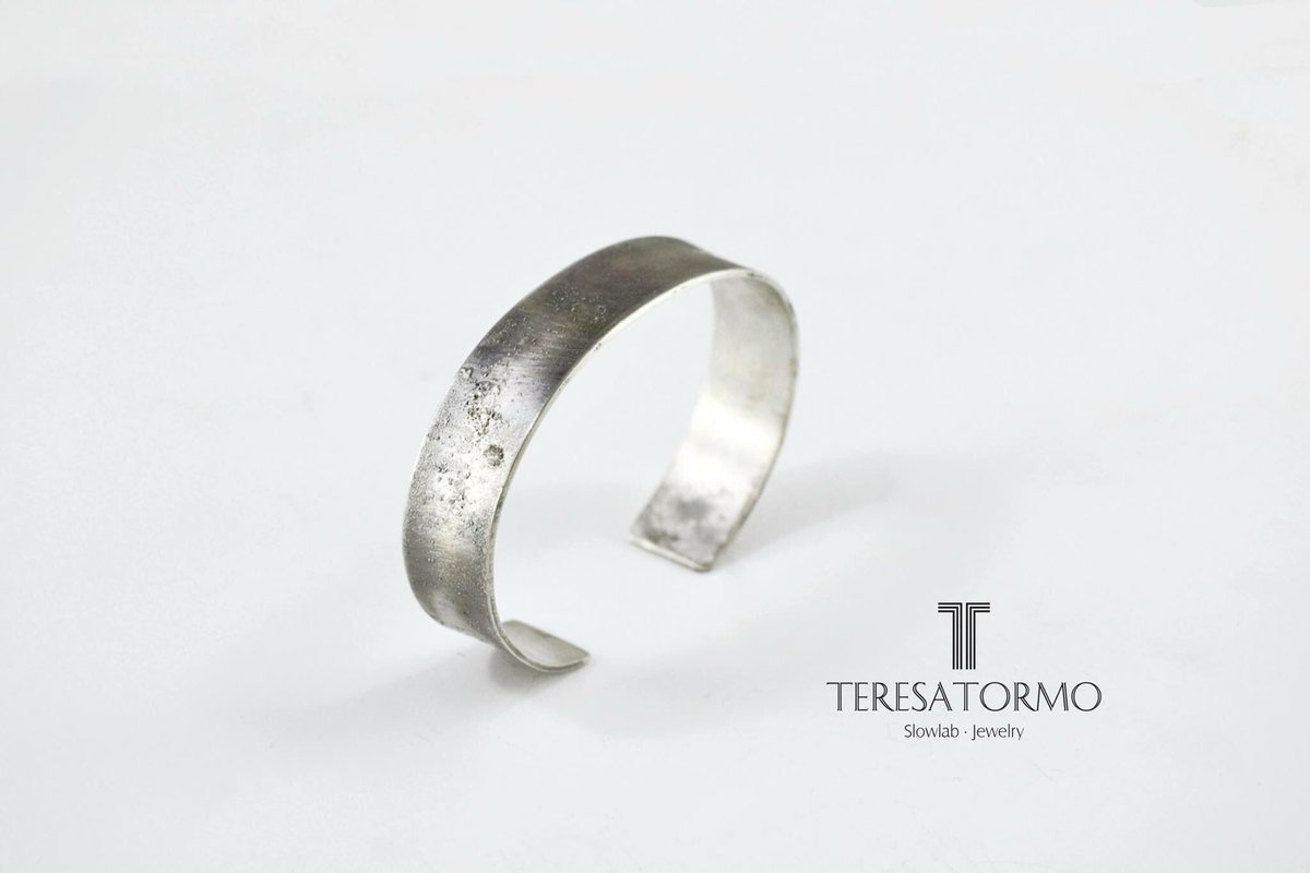 PlaceValencia's tweet photo. #PapaPepe Pulsera de plata oxidada de @teresatormo21 Para Pepa, para Pepe. Para papá ❤️ https://t.co/JG2ZVTXw26