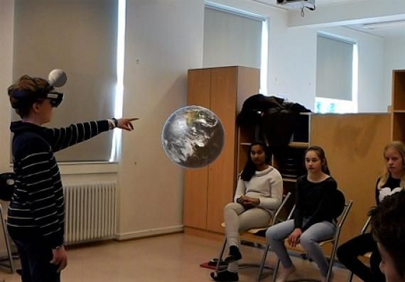 andoyaspaceedu's tweet photo. Elever tok i bruk #HoloLens og #MixedReality for å lære om #solsystemet. Utrolig spennende! https://t.co/BOIuSIZWlV @IKTipraksis https://t.co/uLkUpQy5Fq