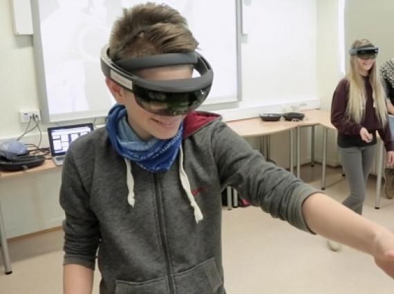 andoyaspaceedu's tweet photo. Elever tok i bruk #HoloLens og #MixedReality for å lære om #solsystemet. Utrolig spennende! https://t.co/BOIuSIZWlV @IKTipraksis https://t.co/uLkUpQy5Fq