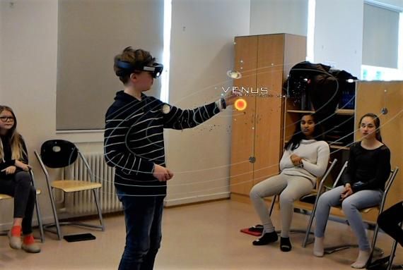 andoyaspaceedu's tweet photo. Elever tok i bruk #HoloLens og #MixedReality for å lære om #solsystemet. Utrolig spennende! https://t.co/BOIuSIZWlV @IKTipraksis https://t.co/uLkUpQy5Fq
