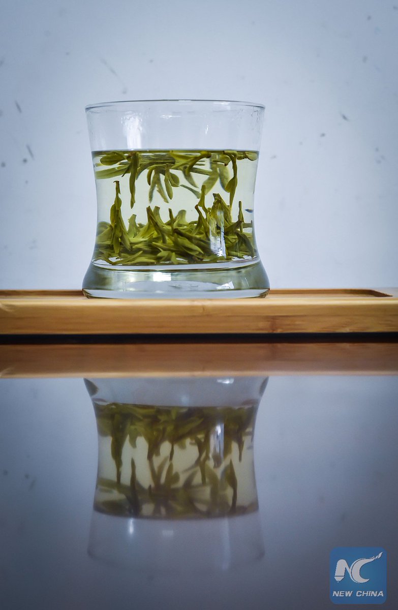 XHNews's tweet photo. Made of the very first tea sprouts in spring, the most fresh West Lake Longjing Tea of this year is ready for serve! https://t.co/6Xr4HXibnh