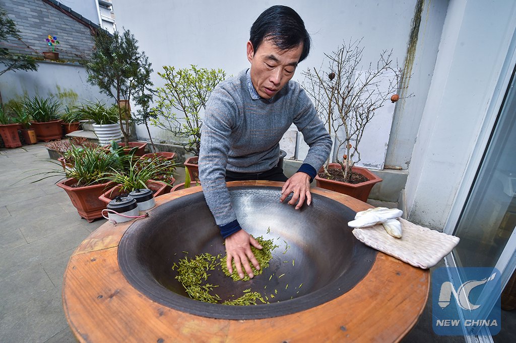 XHNews's tweet photo. Made of the very first tea sprouts in spring, the most fresh West Lake Longjing Tea of this year is ready for serve! https://t.co/6Xr4HXibnh