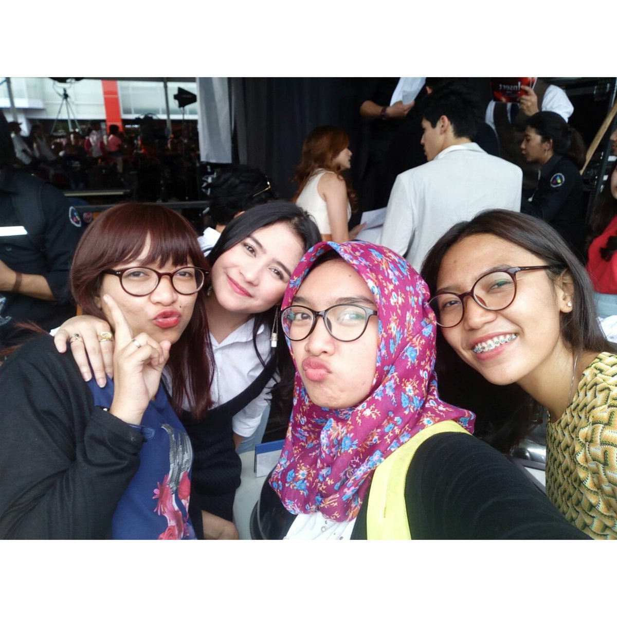ofcprllvrs's tweet photo. Hai Prillvers, siapa yg di lokasi hangout #BMBP ayo kirim foto selfie kamu! Tag ke @sineTRANSTV_id . Akan ada banyak hadiah! #RUMAHKUTRANSTV https://t.co/dDHX3Y5X5O